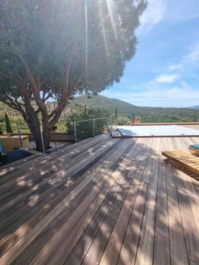 Villa avec piscine et vue exceptionnelle dans domaine au calme